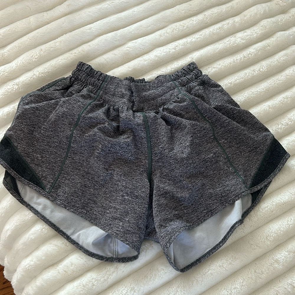 Lululemon hotty hot shorts 4” Size 4
